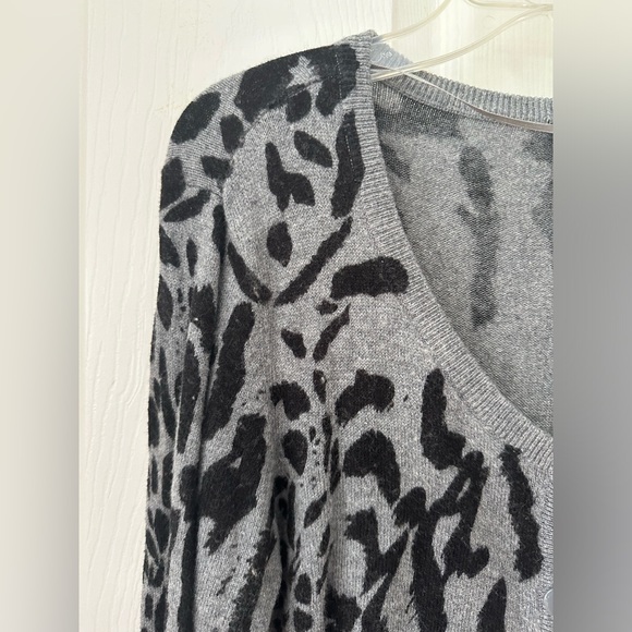 Women’s H&M Gray and Black Animal Print Cardigan - Picture 4 of 7